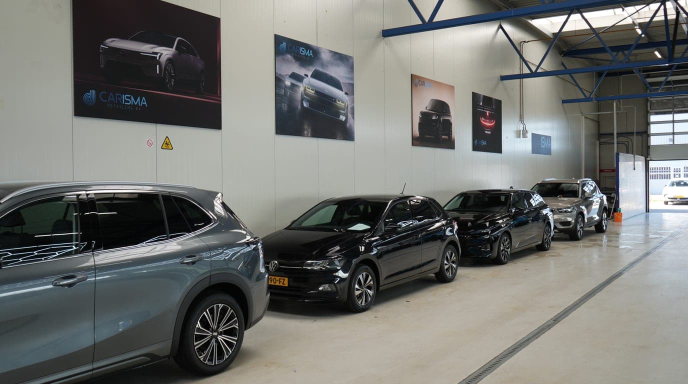 Bedrijfsauto's in de werkplaats van Carisma Detailing