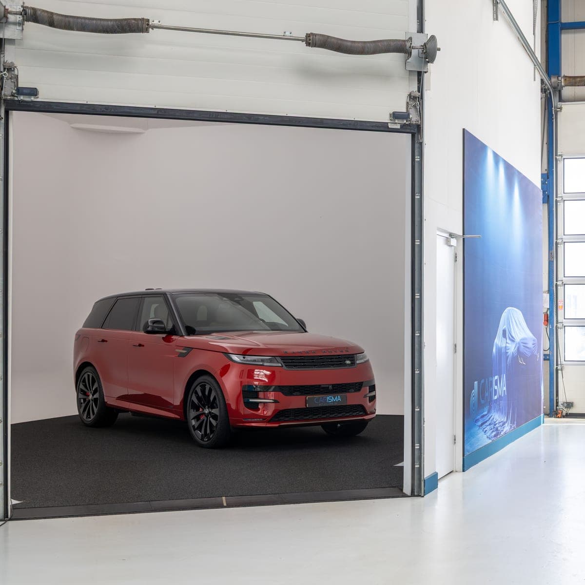 De fotostudio van Carisma Detailing met een auto op het cyclorama