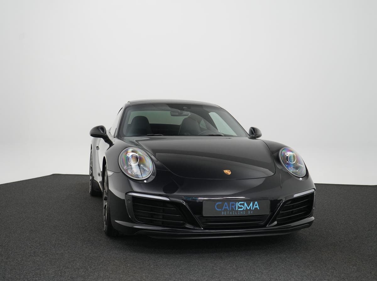 Zwarte Porsche 911 in de fotostudio van Carisma Detailing in Groningen