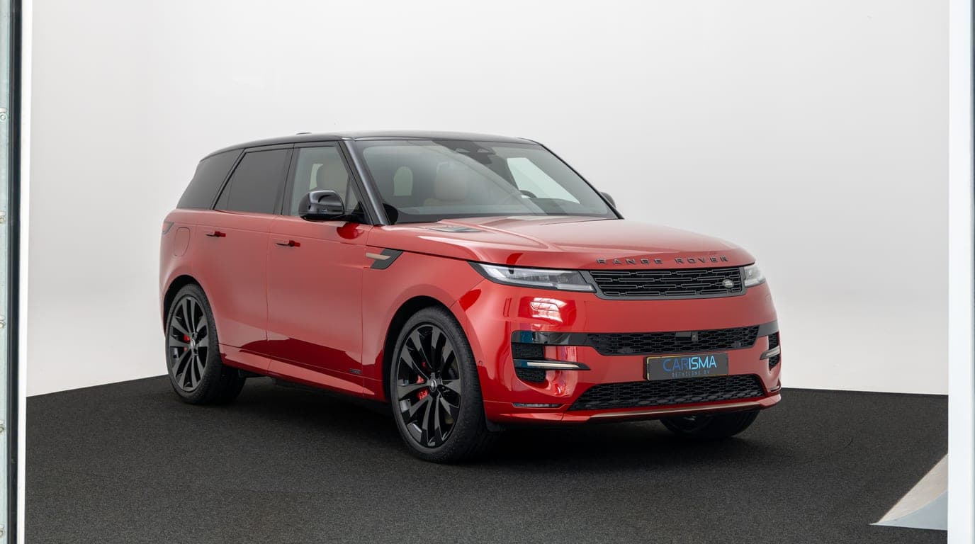 Een glanzende rode Range Rover Sport in de fotostudio