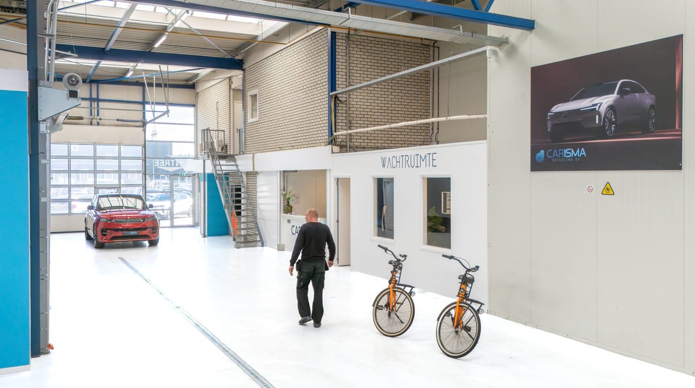 Binnenaanzicht met wachtruimte, fietsen en trap naar verdieping