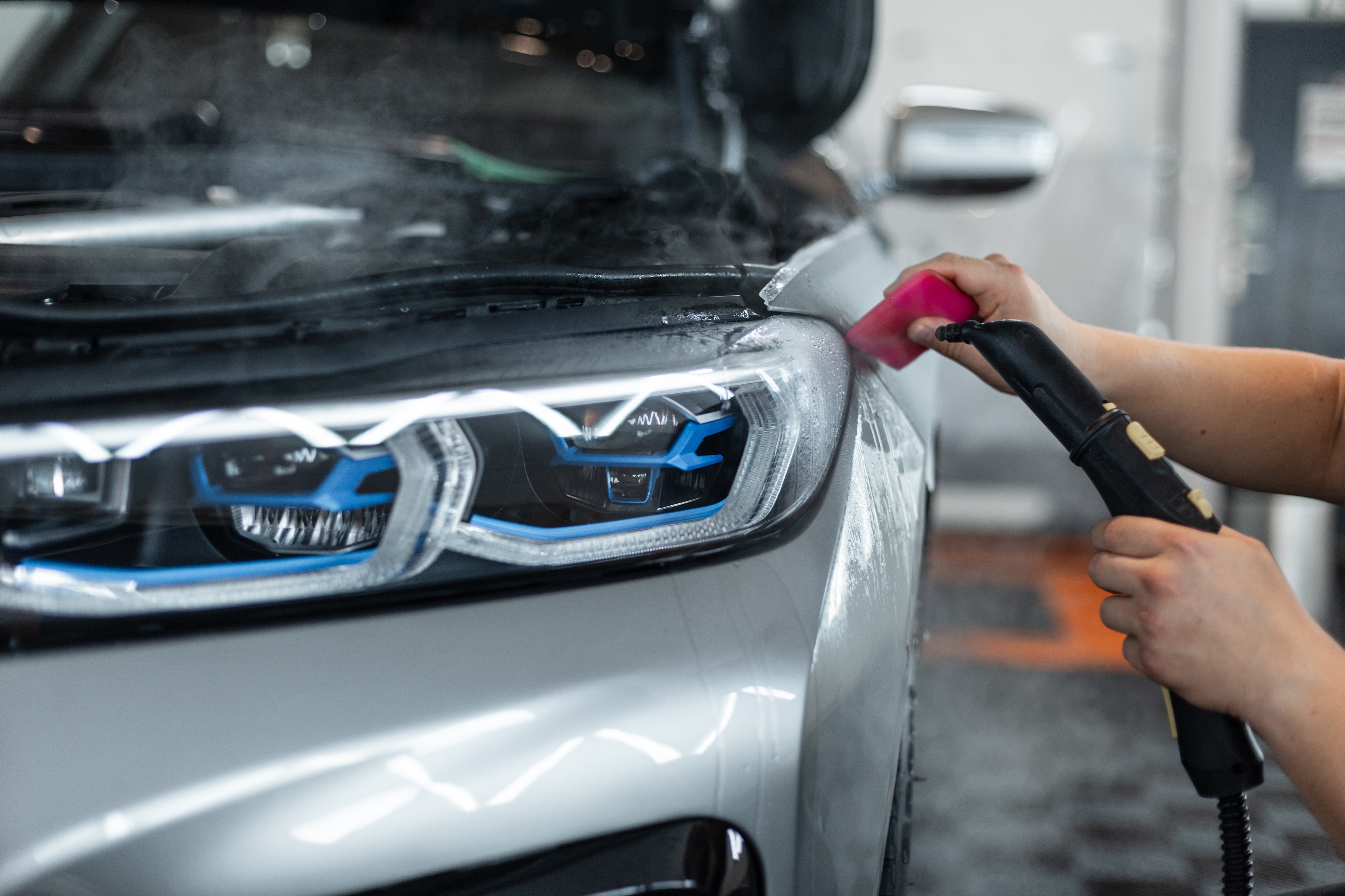 Professional,Man,Does,Car,Detailing